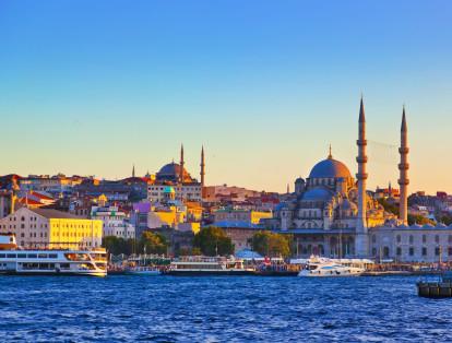 8. Estambul.12,414 millones de turistas internacionales. Considerada la ciudad más poblada de Turquía, la mejor forma de descubrirla es a través de sus impresionantes mezquitas, iglesias y palacios. La Mezquita Azul, construida en el siglo XVII, es una de las más importantes de las 300 mezquitas que puedes ver en la ciudad.
