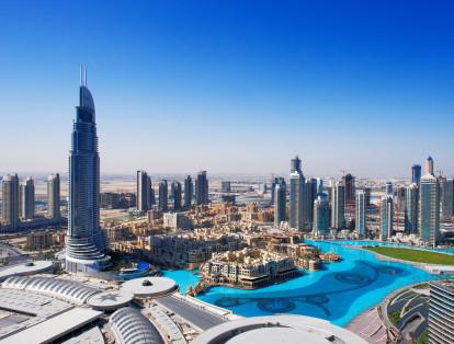 7.Dubái.14,260 millones de turistas internacionales. Esta ciudad cosmopolita es famosa por albergar los rascacielos más increíbles y altos del mundo. Puedes encontrar tours por la ciudad desde US$ 49. Con 828 metros de altura, no puedes dejar de conocer el rascacielos Burj Khalifa, el edificio más alto por ahora.