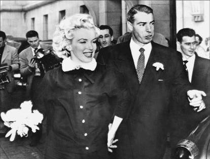 La icónica rubia Marilyn Monroe fue hallada sin vida en su casa por su ama de llaves. La autopsia determinó que la muerte ocurrió por una sobredosis de barbitúricos, aunque la Policía aseguró que podía tratarse de un posible suicido, ya que no había pruebas suficientes.