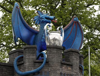Sobre el castillo, la Uefa instalo un dragón galés, que es símbolo del país, y que vigila el trofeo del torneo, copa conocida como ‘la orejona’.