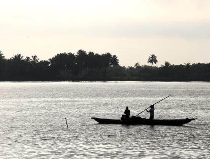 Pescadores de los alrededores de la Avenida del río en el centro de Barranquilla subsisten gracias al río Magdalena.
