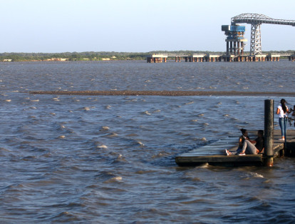Tras dragados en caños de la Arenosa, se ha formado un islote en el Malecón turístico de Barranquilla frente a la Alcaldía.