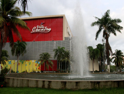 Los centros comerciales barranquilleros incluyen fuentes de agua como atracciones para los turistas.