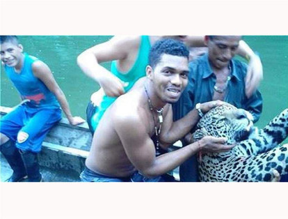 La foto de Luis Gutiérrez con un jaguar que había sido cazado en Chocó generó polémica en redes. El hombre aseguró que él no había matado al animal y que la foto solo la tomó "por cheveridad".
