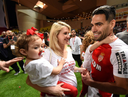 Radamel celebró junto a su esposa, Lorelei Tarón, y sus pequeñas hijas en el césped del estadio Luis II en Mónaco.