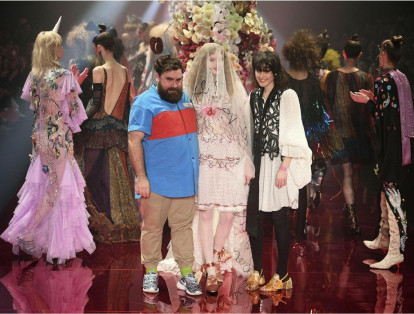 Los diseñadores de la firma Romance Was Born, Luke Sales (izquierda) y Anna Plunkett (derecha) saludan a los asistentes tras presentar su colección en un desfile de la Semana de la Moda Mercedes-Benz Australia en Sidney, hoy, 18 de mayo de 2017.