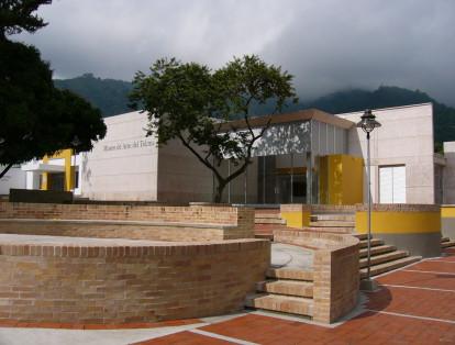 El Museo de Arte del Tolima cuenta con siete salas de exposiciones en las que se exhiben colecciones de pintores y obras itinerantes de diferentes artistas regionales, nacionales y extranjeros.