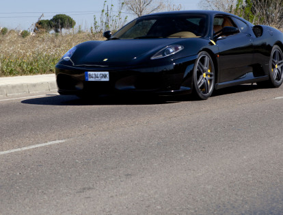 Kim Kardashian ha sido vista en varias oportunidades conduciendo un Ferrari F430. Este carro está avaluado más de $300 millones y tiene una velocidad máxima de 315 km/h.