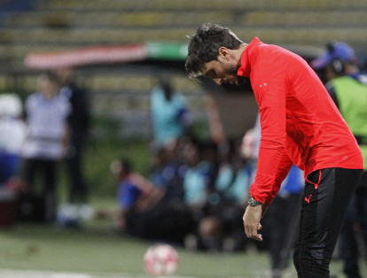 El técnico del Deportivo Independiente Medellín, Luis Zubeldía, se lamenta por el juego en el que su equipo perdió en casa frente a Emelec de Ecuador por la quinta jornada de la Copa Libertadores,