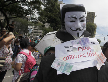Maestros de Medellín se tomaron las vías de la ciudad en protesta por las malas condiciones en las cuales tienen que ejercer su profesión, los bajos salarios y la precariedad del servicio de la salud al que pueden acceder.