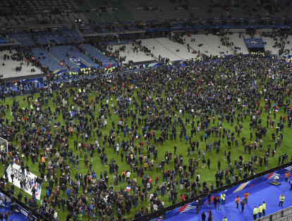 Durante el partido amistoso entre Francia y Alemania en 2015, se presentaron explosiones en los alrededores del Stade de France, en París. A pesar de que no hubo un ataque directo contra los asistentes al encuentro, cerca de 80.000 personas tuvieron que permanecer en el estadio hasta que la situación se normalizara.