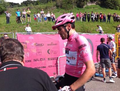 Un malestar estomacal llevó al líder del Giro de Italia a bajarse de la bicicleta para entrar al baño en pleno desarrollo de la etapa 16.