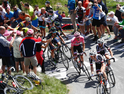 En la última subida de la etapa, el líder del Giro de Italia alcanzó a tener en riesgo la camiseta con Nairo Quintana, pero logró mantener un ritmo competitivo en la bajada del final.