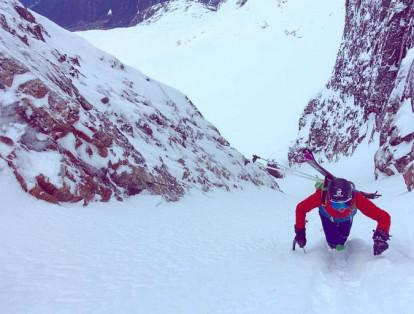 Según el libro Guiness de los récords, la subida más rápida al Everest, contando todos los estilos, la llevó a cabo en 1996 el italiano Hans Kammerlander, que tardó 16 horas y 45 minutos en alcanzar la cima del mundo, partiendo del campo base avanzado a 6.500 metros.