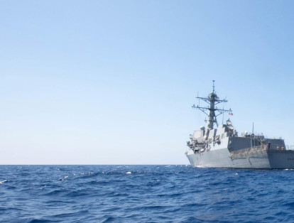El destructor estadounidense USS Dewey navegó el pasado miércoles a menos de 20 kilómetros de las islas artificiales construidas por Pekín en aguas en disputa del mar del sur de China, según informó la Marina norteamericana, que difundió imágenes de la travesía.