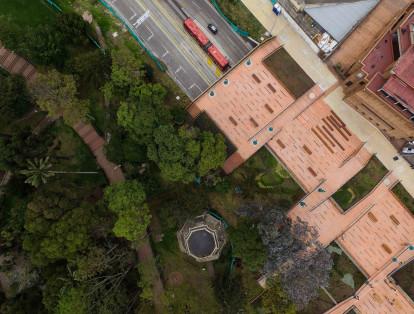 Parque Bicentenario está ubicado en la carrera 7ma de Bogotá,  junto al MAMBO (Museo de Arte Moderno de Bogotá) y el Planetario Distrital.