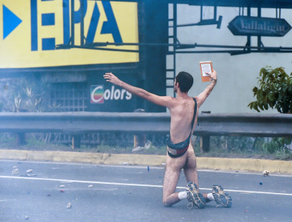 Hans Wuerich, comunicador de 27 años, trepó desnudo, con una Biblia, a un vehículo blindado antimotines el 20 de abril en Caracas. Bajo una lluvia de gases, pedía frenar "la represión". Quería enviar un mensaje pacifista y celebra que gracias a ello "el mundo pusiera sus ojos por un momento" en Venezuela. Mientras descendía del blindado para refundirse en la multitud, recibió impactos de perdigones en la espalda. "No soy un hippie comeflores, pero creo que la protesta pacífica le hace más daño al gobierno que la violencia. Los aturdí", señaló a la AFP.