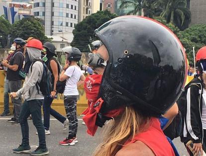 Con toda la fuerza de un brazo musculoso, en una descarga de ira, Caterina Ciarcelluti soltó una artillería de piedras contra militares el 1 de mayo en la principal autopista de Caracas. Su imagen con los labios apretados y los muslos firmes para impulsarse fue capturada por un fotógrafo de la AFP y se viralizó como "símbolo de determinación".