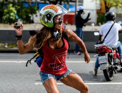 "Esa soy yo en toda su naturalidad, con esa fuerza y pasión. No tengo caretas", señaló a la AFP la entrenadora de fitness, de 44 años, que protesta en shorts y con casco de motociclista. Fue bautizada "Mujer Maravilla", apelativo que según ella retrata a las venezolanas. "Nunca se me acaba la energía", asegura Ciarcelluti, quien se asume como "una inspiración".

Texto: Alexander Martínez