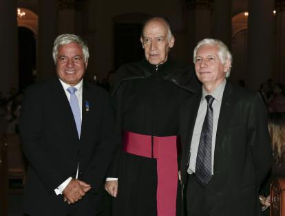 Jean Claude Bessudo, Monseñor Juan Miguel Huertas y Jean Marc Laforet.