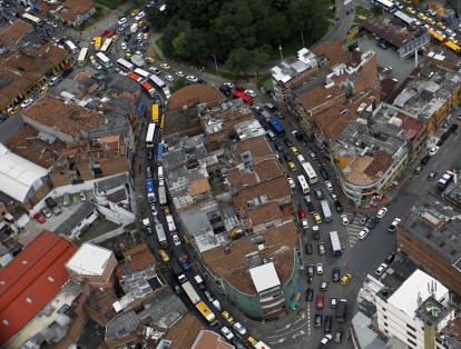 Una mirada a las vías del centro de Medellín durante las horas pico, largas filas de vehículos impiden el flujo normal por la ciudad.