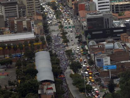 Marcha de profesores por la avenida Oriental en Medellín. Los manifestantes caminaron por el centro de la ciudad exigiendo una mejora en sus condiciones laborales.