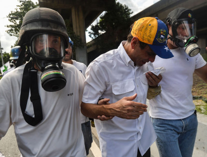 En videos publicados en redes sociales se observa cuando un grupo de personas saca en hombros de la protesta al dirigente, afectado por los gases.