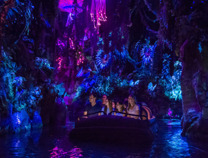El Na'vi River Journey, una aventura más relajante, consiste en un recorrido en bote a través de un río que se va adentrando en un mundo diferente de plantas y bosques celestiales, bañados por un juego de luces bioluminiscentes por las noches.