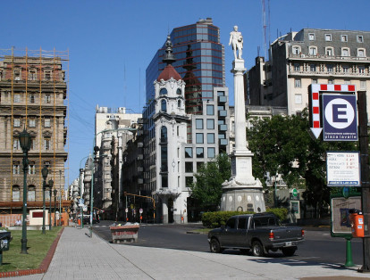 Buenos Aires es la ciudad mejor ubicada en el escalafón de Latinoamérica. Según 'Cities in Motion', la capital argentina está entre las cincuenta ciudades con el mejor sistema de transporte del mundo. Así mismo, el estudio destaca su capital humano.