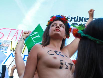 La organización Femen, encargada de convocar a esta movilización, lo hizo con el fin de mostrar el rechazo hacia el Tribunal de Gran Instancia de París que está procesando a cuatro mujeres por protestar con sus pechos desnudos y pintados, el 16 de octubre del 2016.