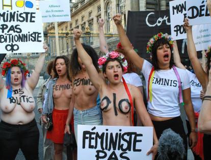 Otras tres activistas de Femen también están siendo juzgadas por tratar de ponerle esposas a las puertas de los juzgados el 25 de noviembre del 2016, para mostrar su solidaridad con Jacqueline Sauvage, una mujer francesa que mató a su esposo luego de aguantar cerca de 50 años de maltrato físico.