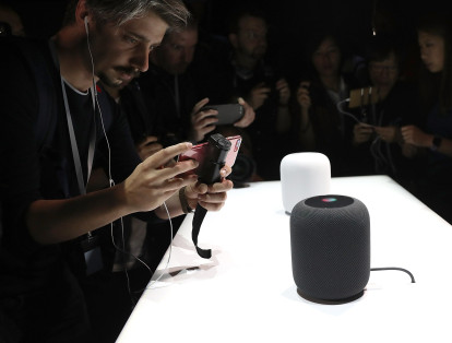 El HomePod es el nuevo parlante de Apple que detecta de forma inteligente el entorno y cómo están ubicados los muebles para dirigir mejor el sonido y contará con la asistencia de Siri.