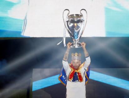 A pesar de no haberse quitado el pelo, Sergio Ramos lució una corona con las siglas 'SR4' en la celebración del título en Madrid.