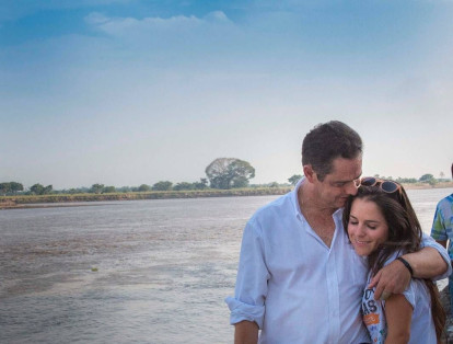 Germán Vargas Lleras compartió esta fotografía paseando junto a su hija Clemencia por el río Magdalena. "Siempre buscamos espacio para compartir en familia" expresó en su cuenta de Instagram cuando la publicó.