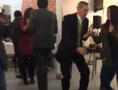Antonio Navarro Wolf, precandidato del Partido Alianza Verde, ha publicado varios videos mostrando sus dotes para bailar salsa. "Trabajamos pero también bailamos"