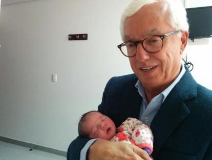 El senador del Polo Democrático, Jorge Robledo, le mostró a sus seguidores a su nieta Lucía entre sus brazos.
