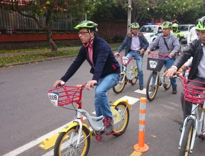 El exalcalde de Bogotá, Gustavo Petro, manejando bicicleta.
