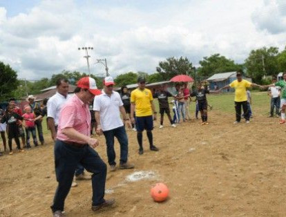 El exministro de Interior, Juan Fernando Cristo, jugando fútbol.
