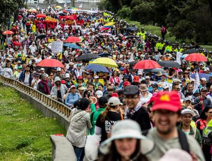 A ellos se sumaron más profesores, en total unas 2.000 personas, que se movilizan en la calzada que va de norte a sur de la avenida Caracas, ocupando desde la calle 72 hasta la 57.