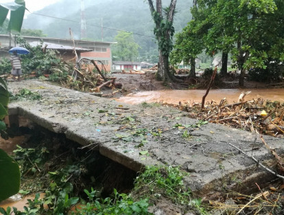La cabecera municipal se encuentra inundada como consecuencia de una creciente en la quebrada Chocolatal.