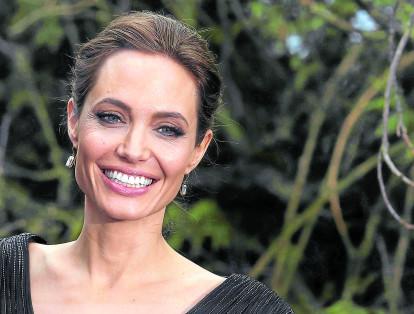 La actriz Angelina Jolie se separó de su primer marido, Jonny Lee Miller, tras iniciar una relación con la modelo Jenny Shimizu. En 2000, se casó con el actor Billy Bob Thornton y más tarde con su exesposo Brad Pitt. Diversos rumores aseguraban que tanto Jolie como Pitt eran bisexuales.