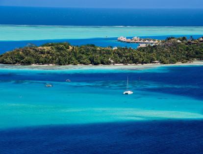 9.  Bora Bora. Es una de las Islas de Sotavento, de las Islas de la Sociedad, en la Polinesia Francesa. Llamada la Perla del Pacífico, es una de las islas más visitadas de esta región. Los viajeros destacan sus lagunas turquesas, sus arenas blancas y suaves y sus profundos atardeceres.