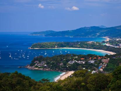 8. Phuket. Este destino en Tailandia ofrece un colorido espectro de vistas espectaculares desde lagunas azules y atardeceres rosados hasta monjes con túnicas naranjas.