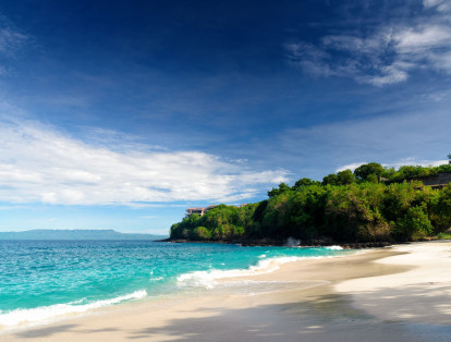 5. Bali. Las aguas frente a la costa de las blancas playas de Bali, Indonesia, son un lugar ideal para bucear, mientras que las densas junglas son un lugar lleno de misterio para explorar.