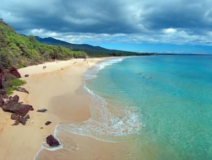 1. Maui. Esta isla de Hawái es el lugar ideal para practicar surf y windsurf, y también para practicar buceo y careteo en la isla Molokini, que es un cráter que emerge desde el mar y que alberga una riqueza enorme de vida marina.