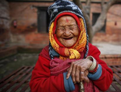 Tirtha Maya Rai, de 100 años de edad, ríe en la residencia de ancianos Pashupati Briddhashram, la única residencia de ancianos pública de Nepal.