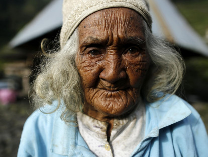 Imna Pogay, de 98 años, de la tribu indígena Igorot camina también por una plantación de arroz en Filipinas. Se espera que para el 2050 la población mayor de 65 años en Asia sea alrededor del 62 por ciento.