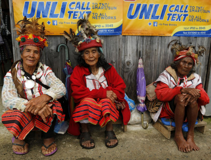 Tres ancianas de la tribu indígena Igorot (de izq. a der.) Ortagon de 81 años, Minai, de 87, e Imbu-an, de 95, descansan junto a una caseta en una plantación de arroz.