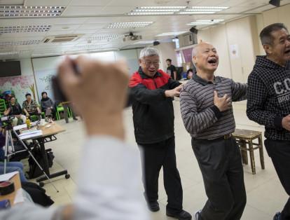 Un grupo de jubilados ríen durante un ensayo de una obra de teatro en Hong Kong (China). El próximo 01 de octubre se celebrará en el mundo el Día Internacional de las Personas de Edad.