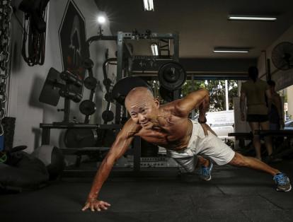 Víctor Chan, de 65 años, posa para el fotógrafo mientras se ejercita en un gimnasio en Singapur. En este país se espera un incremento del 97 por ciento en la población mayor de 60 años entre 2015 y 2030.